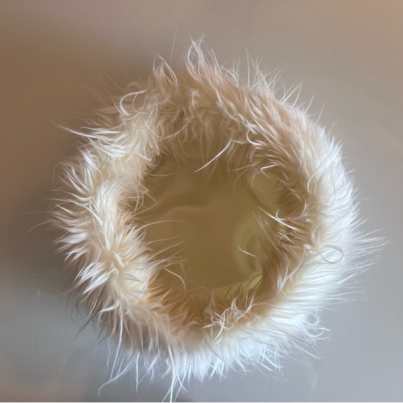 LE CHATEAU | White faux fur fuzzy elegant fall winter warm hat - Picture 7 of 10